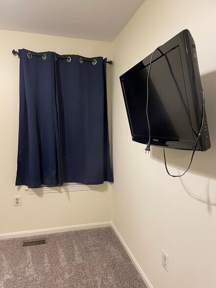 Building Photo - 8 Deer Run Ct