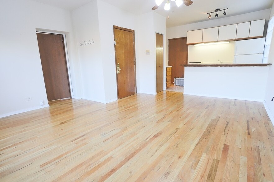 Building Photo - 823 W Newport Ave