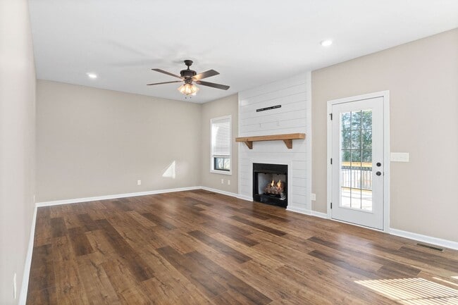 Building Photo - Pet Friendly Four Bedroom!