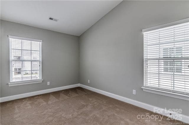 Building Photo - 325 Halton Crossing Dr SW