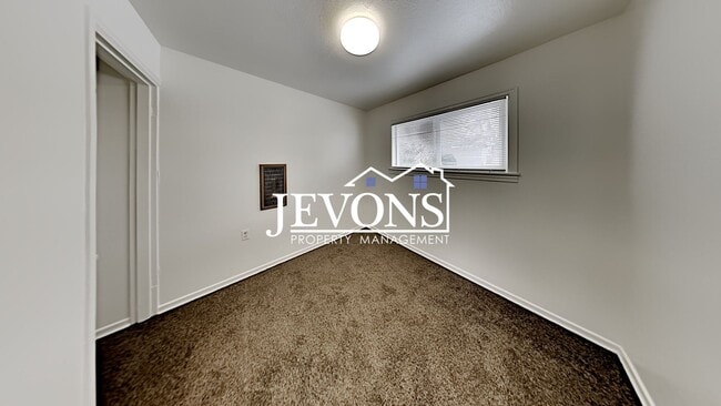 Building Photo - Coming soon - Spacious 3-Bedroom Home in Yakima with Fenced Yard & Driveway Parking