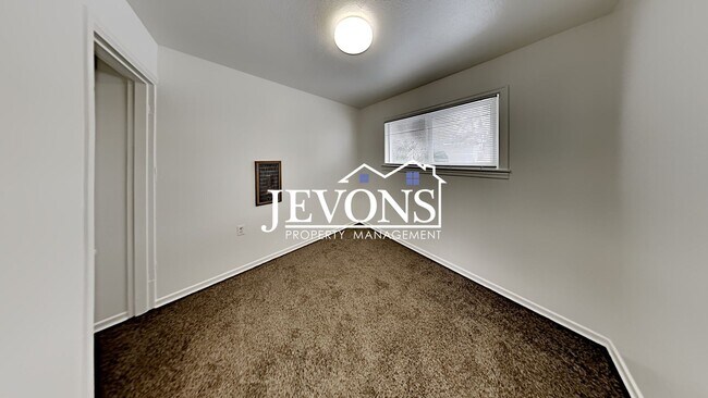 Building Photo - Spacious 3-Bedroom Home in Yakima with Fenced Yard & Driveway Parking