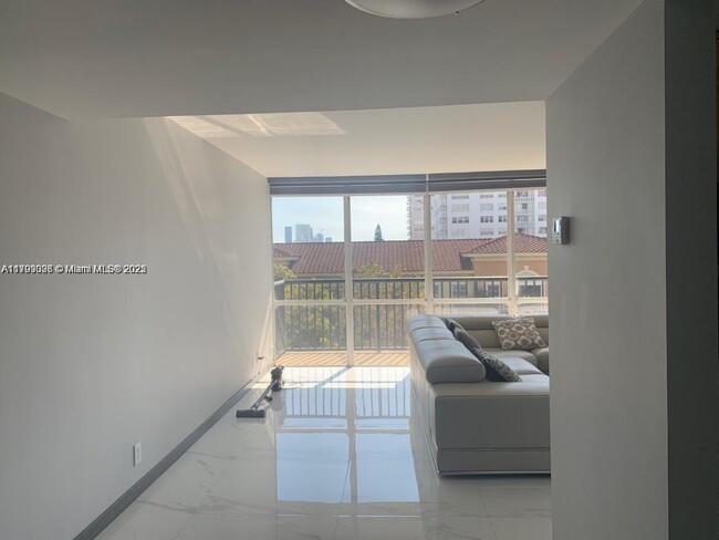 Building Photo - 2049 S Ocean Dr