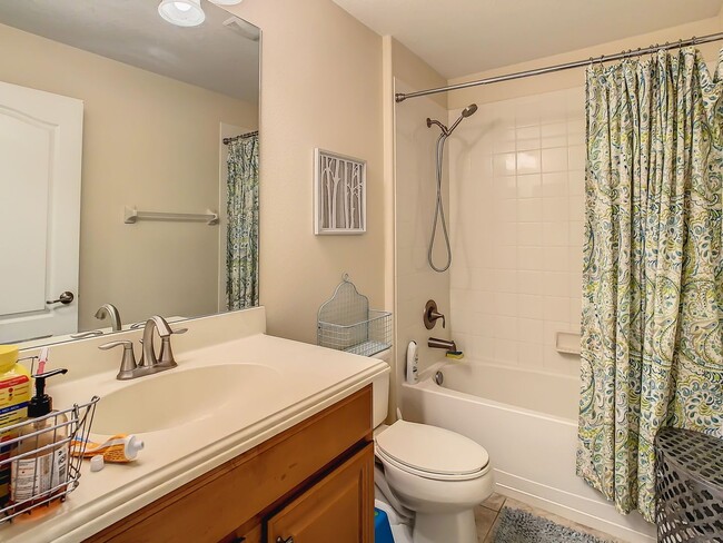 Building Photo - Three Bedrooms Plus private office.