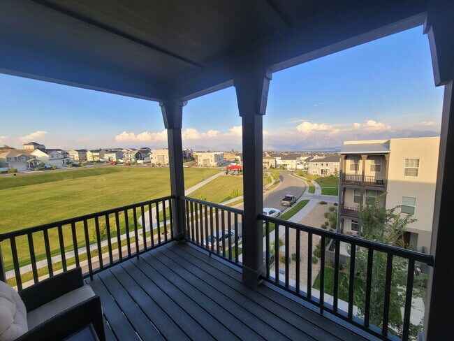 Building Photo - "Spacious 4-Bed Townhouse with Scenic View...