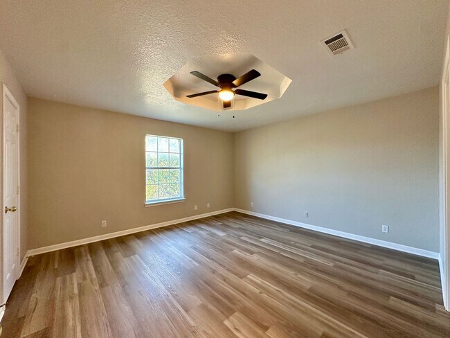 Building Photo - Spacious Newly Renovated 4/2 Walking Distance to Campus & Minutes from Downtown!