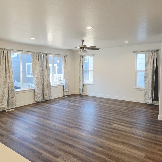 Building Photo - 4022 1100 N
