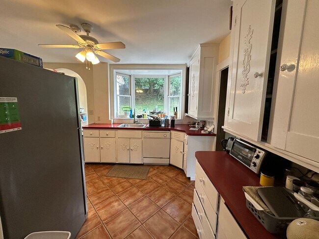 Building Photo - 3 Bed/1.5 Bath - Backyard - Off-Street Parking - Oak Square