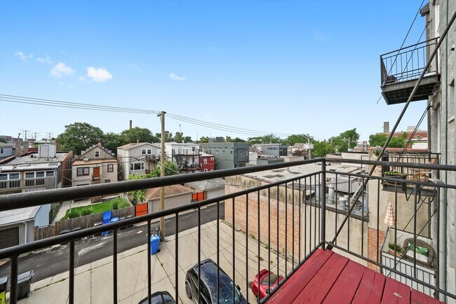 Building Photo - 2629 W Chicago Ave