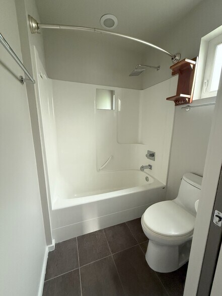 South Bedroom Bath - Tub/Toilet - 5007 Renton Ave S