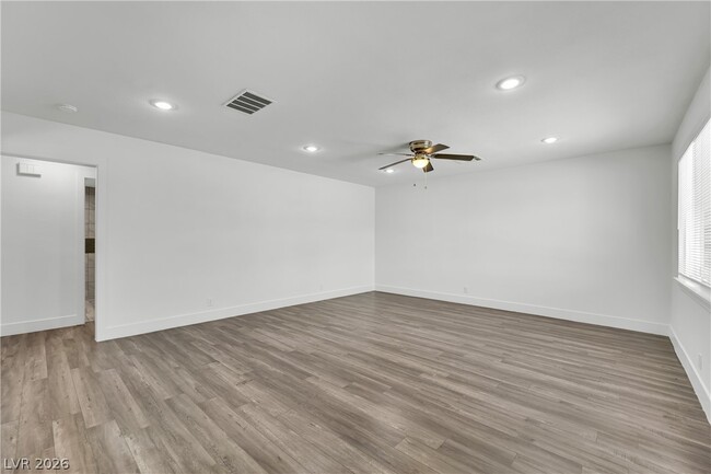 Building Photo - 1050 E Hassett Ave