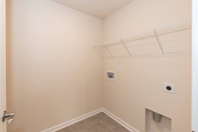 Building Photo - Three Bedroom Home!