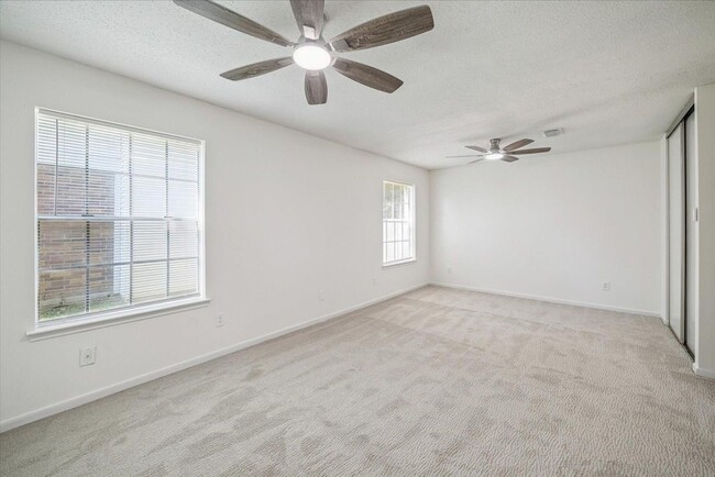 Building Photo - 143 W Village Knoll Cir