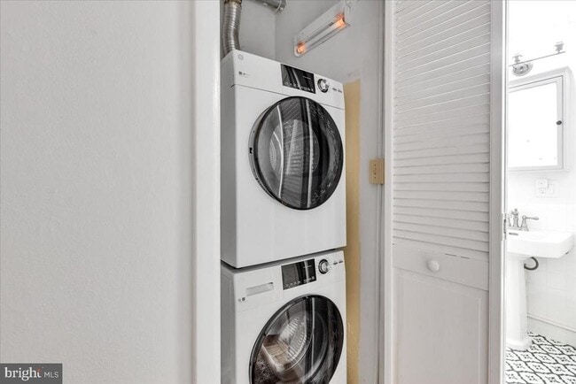 Building Photo - 1132 Valley Dr