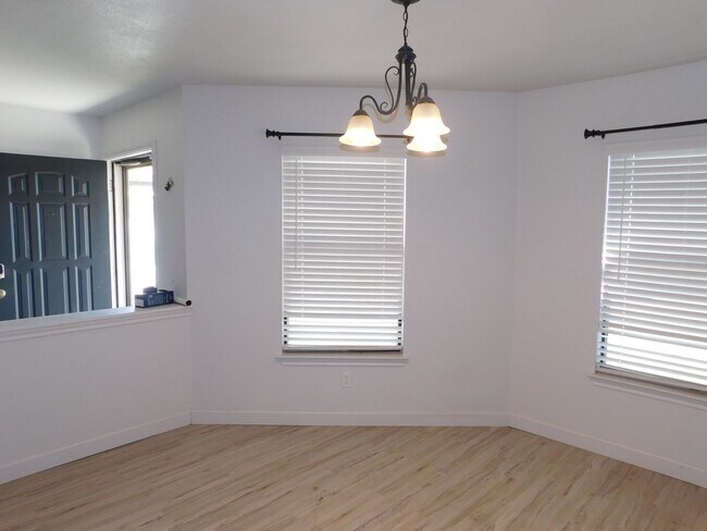 Building Photo - Creekside