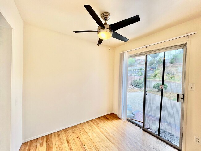 Building Photo - Stunning 2B/2BA house available w/ Large B...