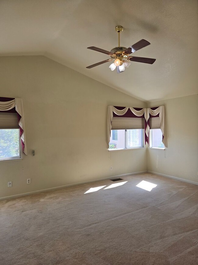 Building Photo - Spacious Laurel Creek Home