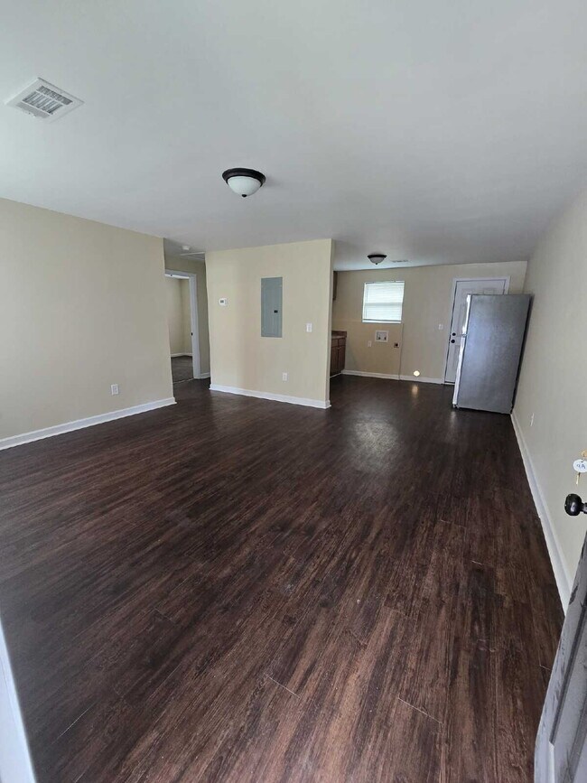 Building Photo - Section 8 Welcome! Charming 2-Bed Duplex i...