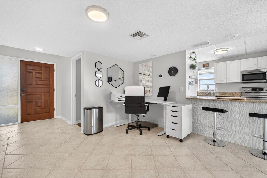 Building Photo - 12080 Capri Cir S