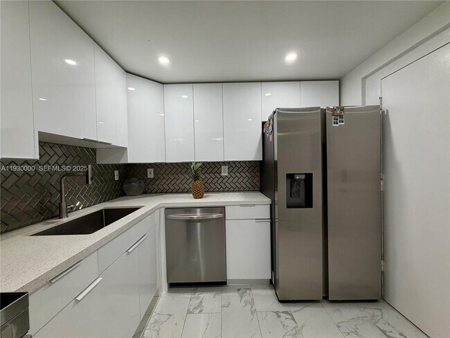 Building Photo - 1833 S Ocean Dr