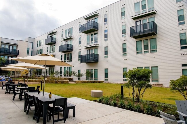 Building Photo - 5310 Helen St