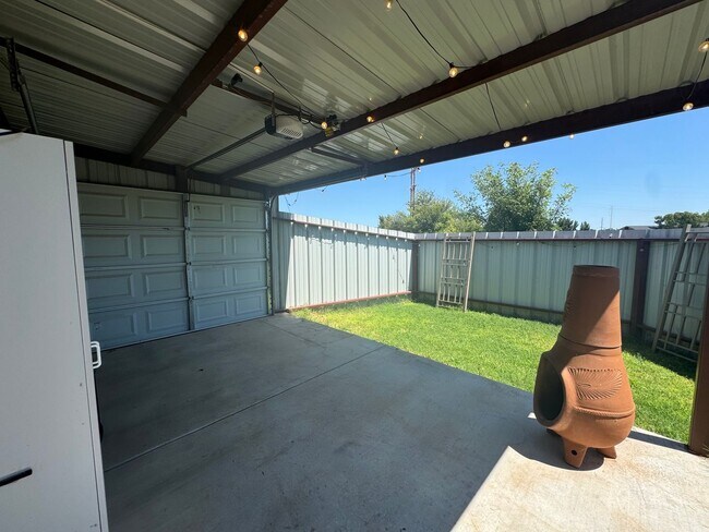 Building Photo - 2 Bed 2 Bath Town Home Available