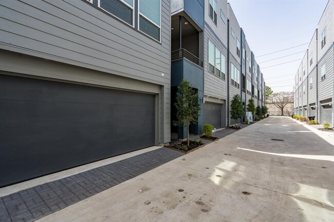 Building Photo - 3028 Charline