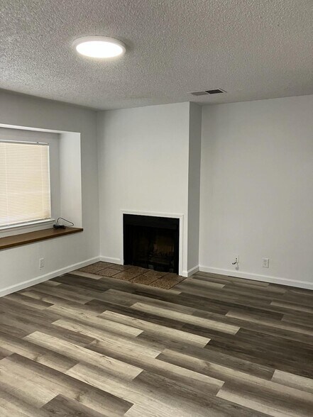 Primary Photo - 231 W Tulare Ave