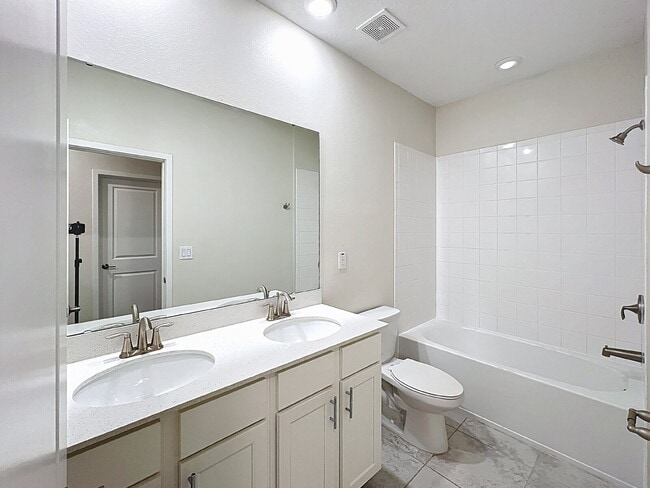 Building Photo - Available Now!  Charming 3-Bedroom Townhou...