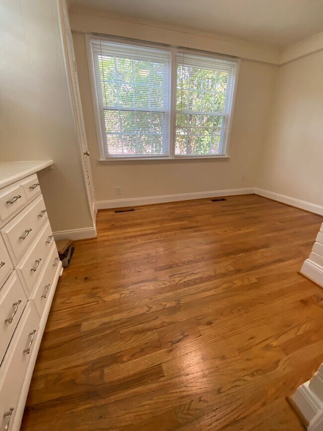 Building Photo - 3 Bed Brick Colonial Just Blocks from Red ...