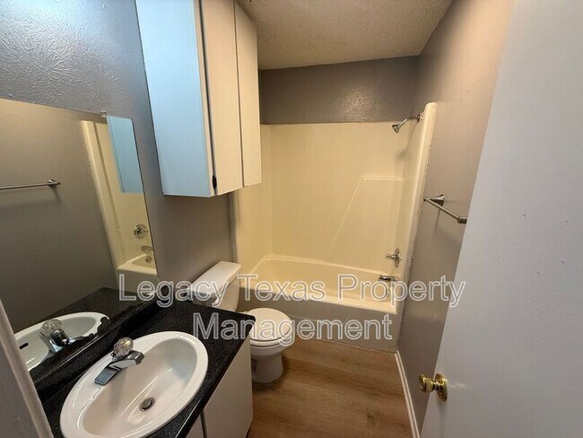 Building Photo - 1700 Short St