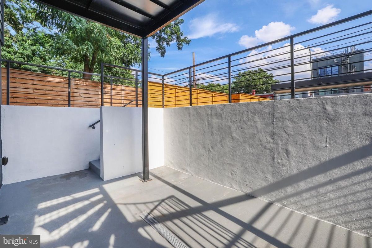 Building Photo - 616 Kenyon St NW