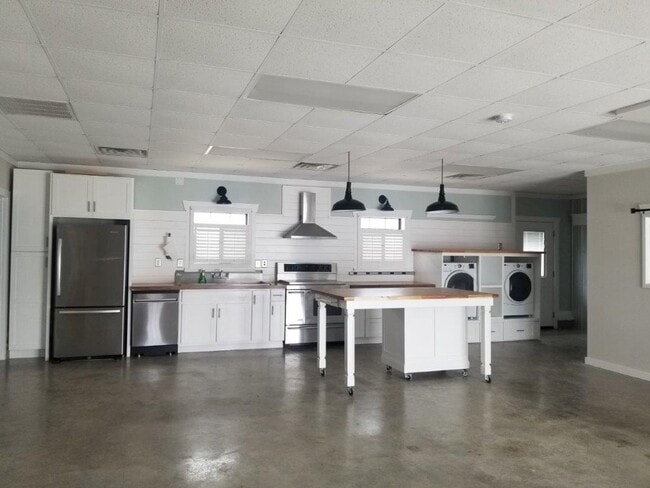 Building Photo - 6047 Wayne Memorial Dr