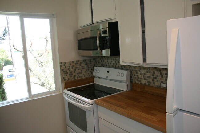 Building Photo - 400 N Acacia Ave