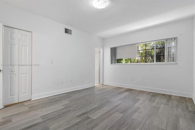 Building Photo - 9745 Bay Harbor Terrace