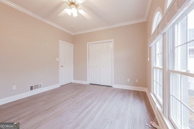 Building Photo - 100 Carriage Chase