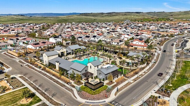 Building Photo - 4415 Horizon Dr