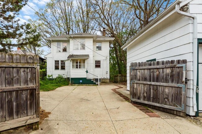Building Photo - 2074 Iuka Ave