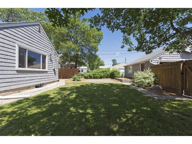 Building Photo - Charming Bungalow Available - Walk To Sout...