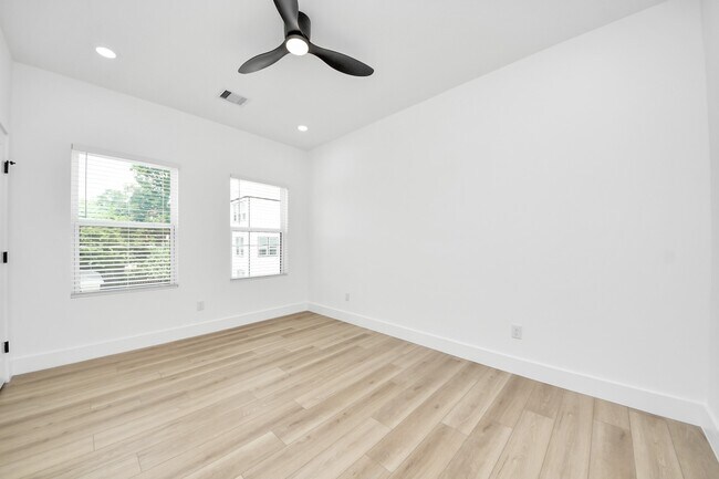 Building Photo - 801 E 32nd 1/2 St