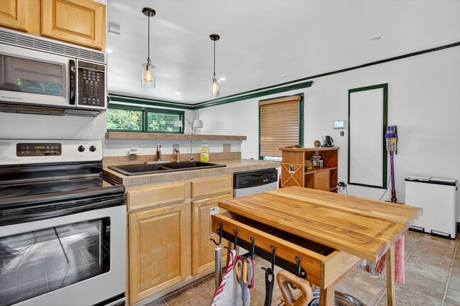 Building Photo - Fully Furnished Home with an Incredible Mi...