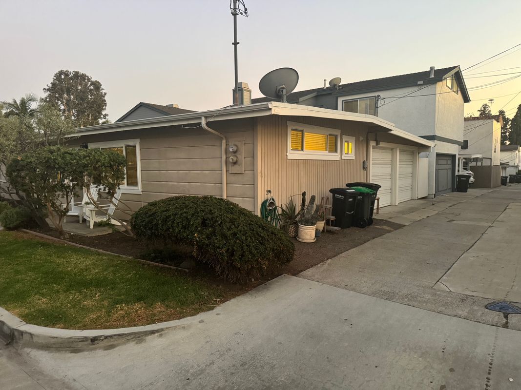 Building Photo - 621 Larkspur Ave