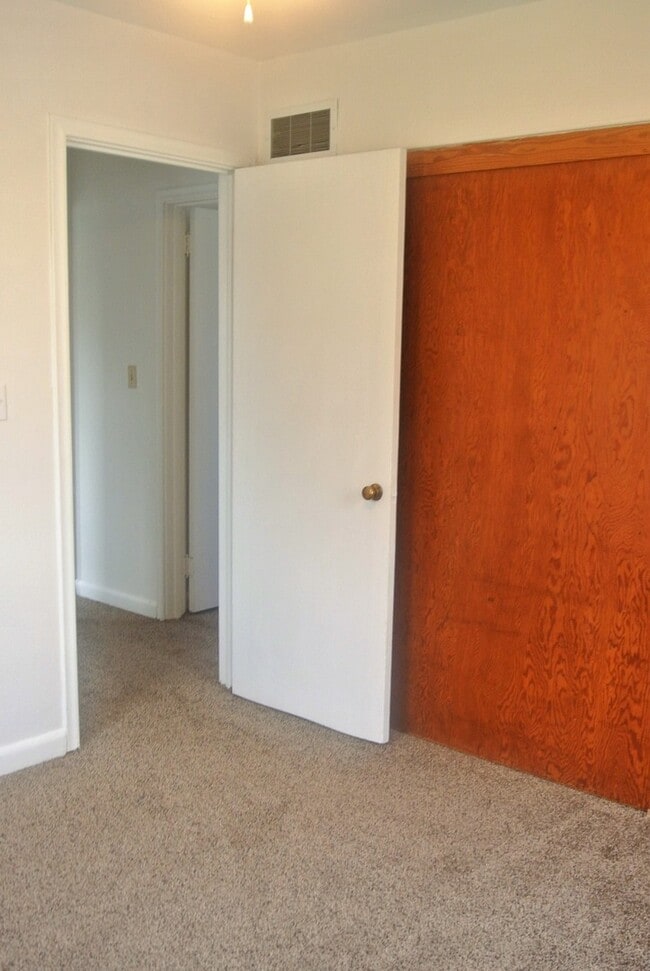 Building Photo - 2 Bedroom House