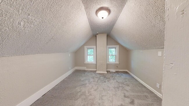 Building Photo - Huge 4 Bedroom Single Family House - almost 1500 SQ FT!