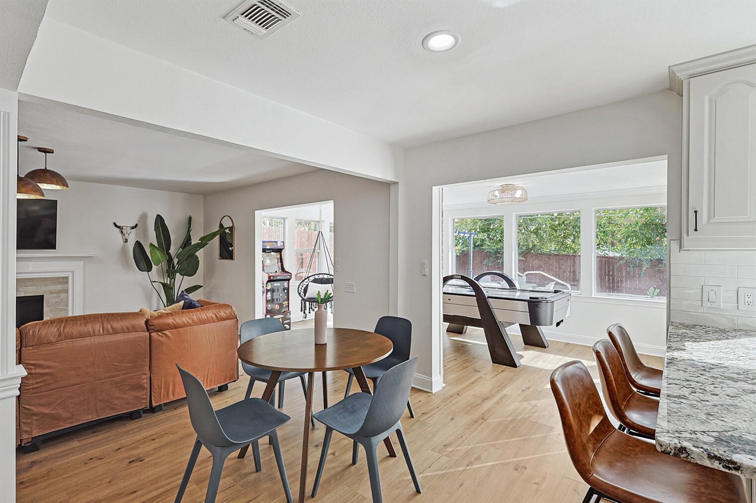 Building Photo - 6872 Greenleaf Dr