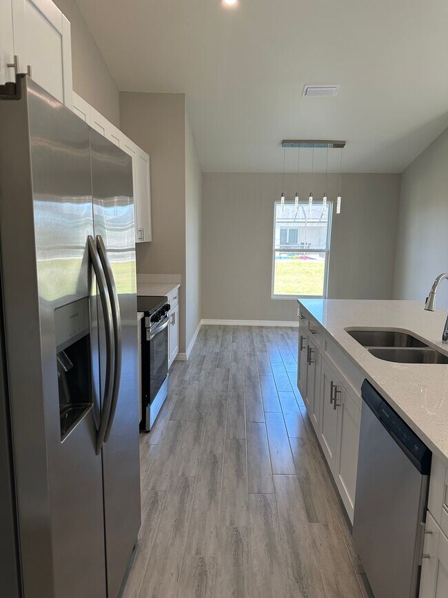 Building Photo - Beautiful 4/2 Newer Construction- Available Now