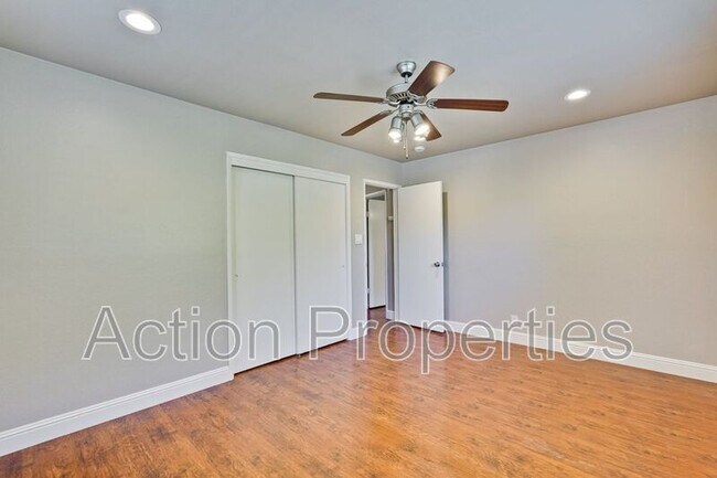 Building Photo - 4545 Moorpark Ave