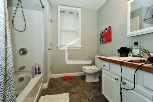 Building Photo - $1k Utilities Rebate Promo! Fab Apt near B...