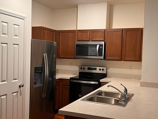 Building Photo - 6085 Greenland Rd