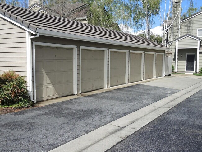 Building Photo - 2/2 Downstairs Unit in Desirable Park Alma...